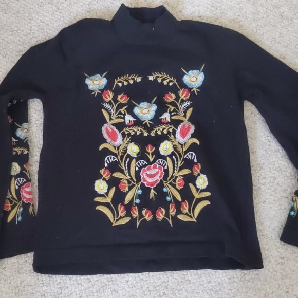 Sweaters - Black small sweater with bell sleeves